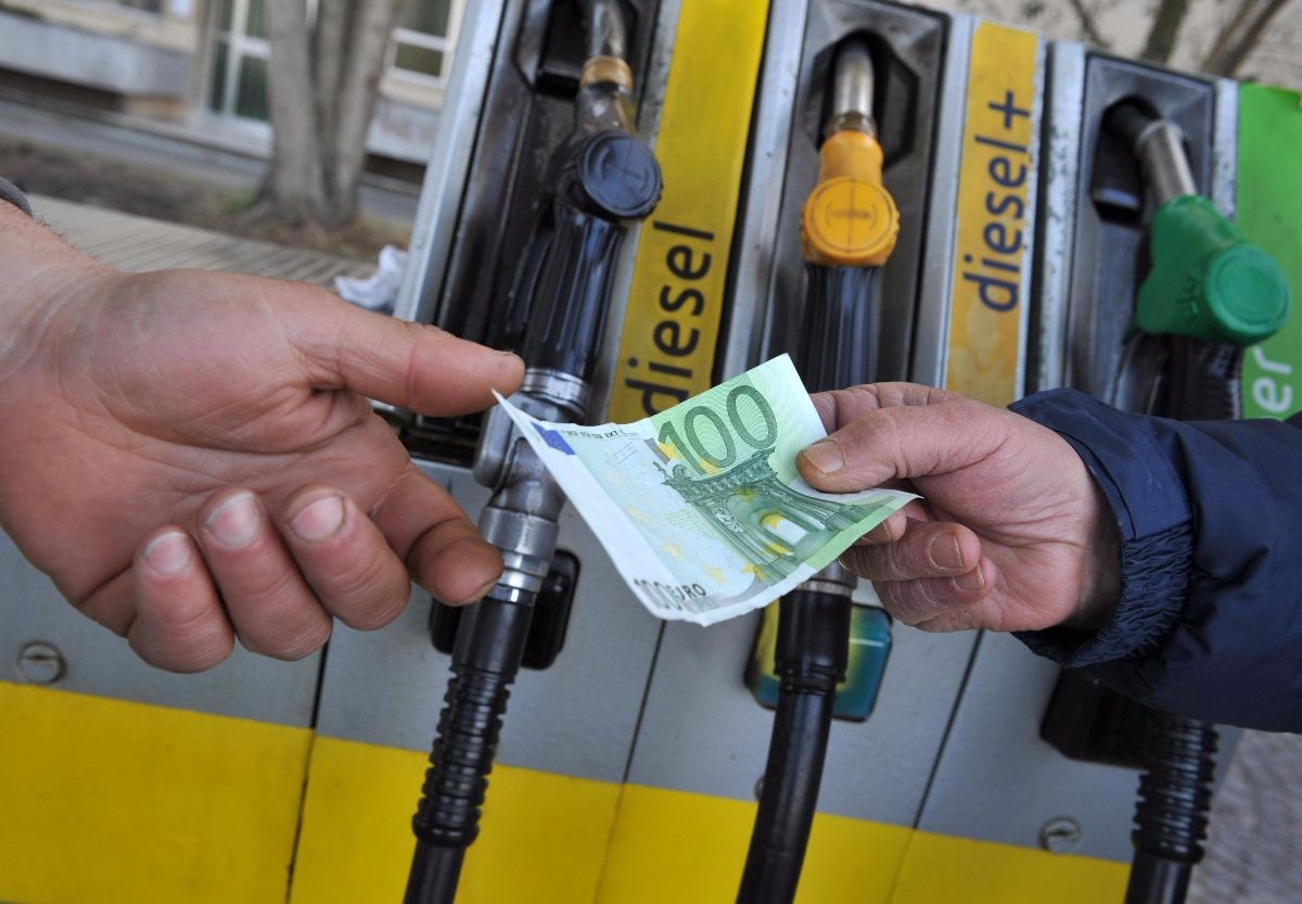 Carburanti: Da cosa dipende la differenza dei costi alla pompa in Italia rispetto ad altri paesi?