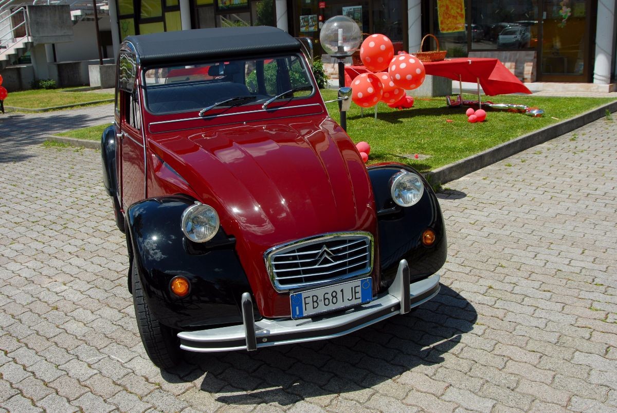La Citroën 2CV "Beppina" acquisisce il soprannome di “Tornado”