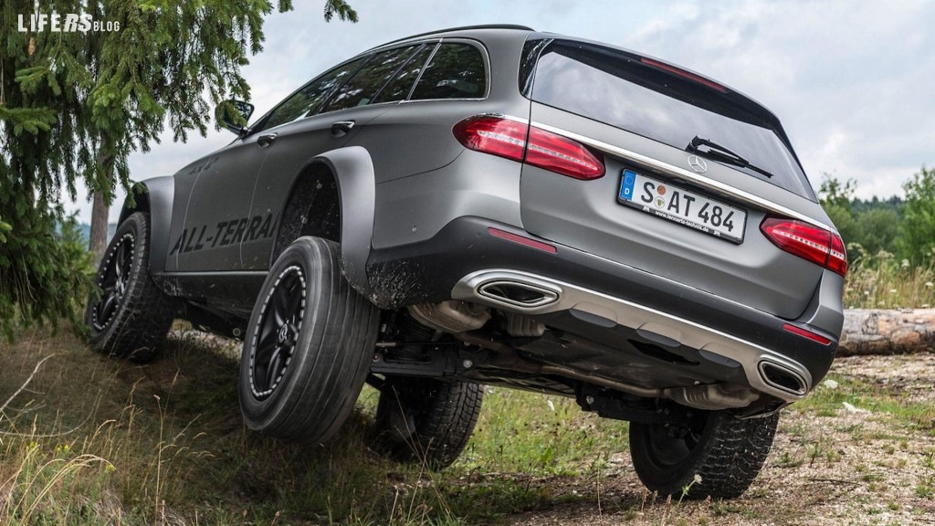 Classe E All-Terrain 4x4²: “Vola alto” grazie agli assi a portale