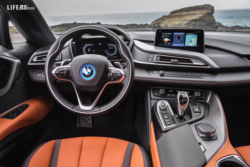Nuova i8 Roadster l'auto open top sportiva del futuro