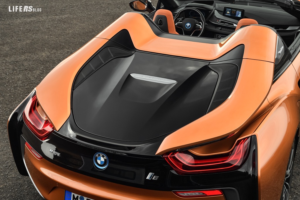 Nuova i8 Roadster l'auto open top sportiva del futuro
