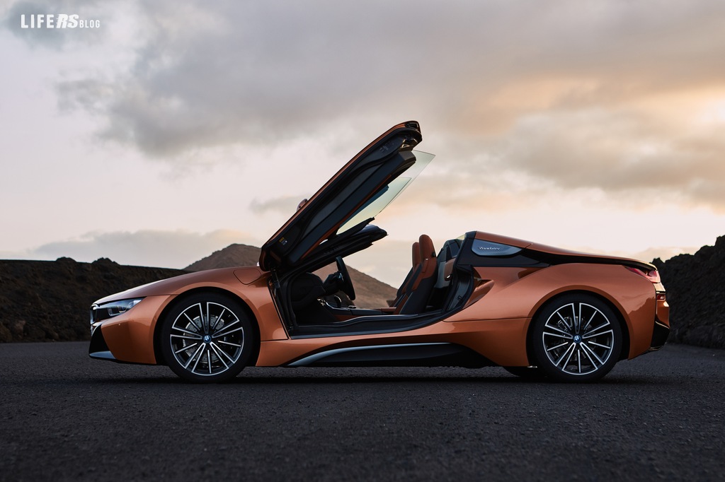 Nuova i8 Roadster l'auto open top sportiva del futuro
