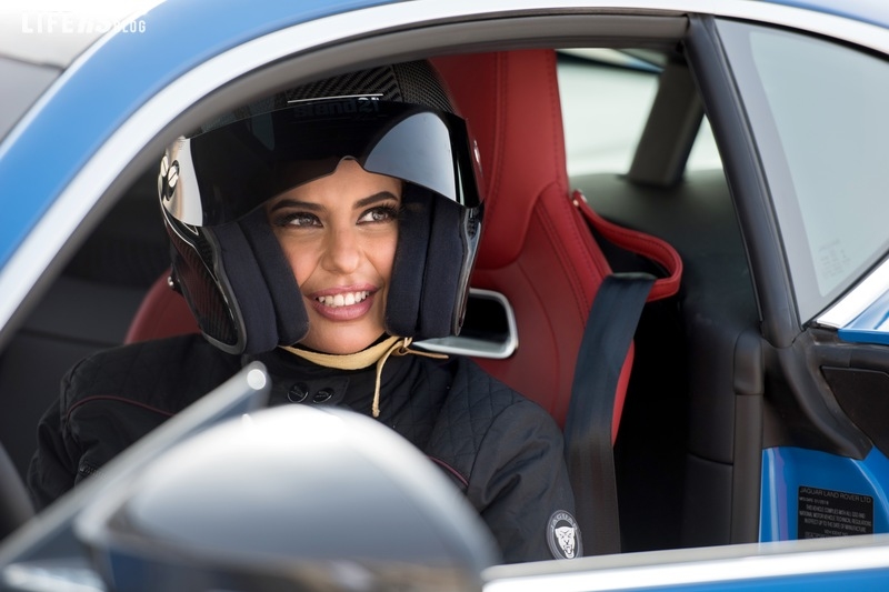 Aseel Al Hamad festeggia la fine del divieto di guida per le donne