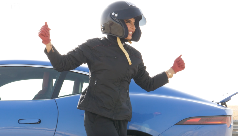 Aseel Al Hamad festeggia la fine del divieto di guida per le donne