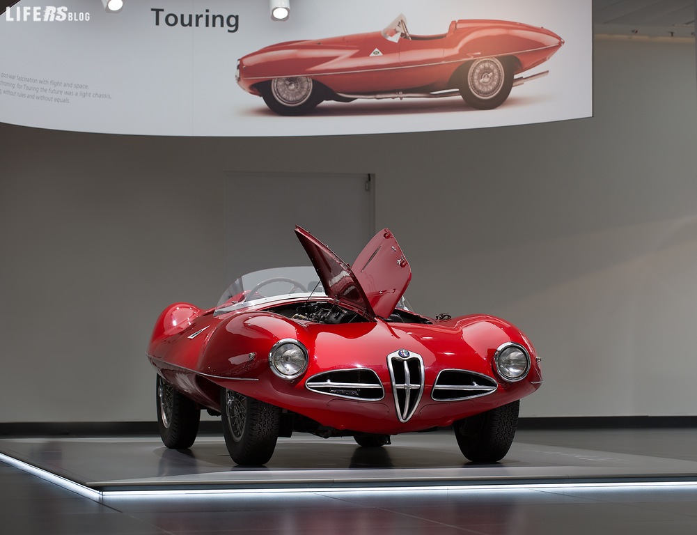 Cofani aperti: in primo piano il "cuore" delle Alfa Romeo di tutti i tempi