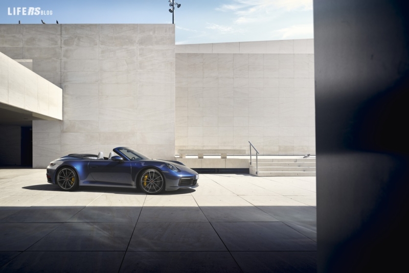 911 Cabriolet, riprende le linee moderne della Coupé ma si scopre!