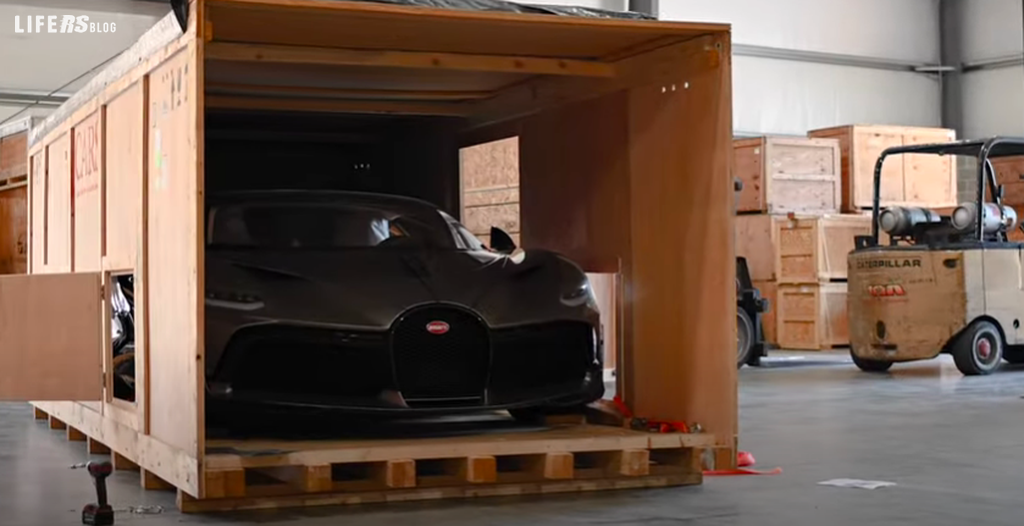 Divo Bugatti: ecco uno dei più grandi unboxing al mondo.