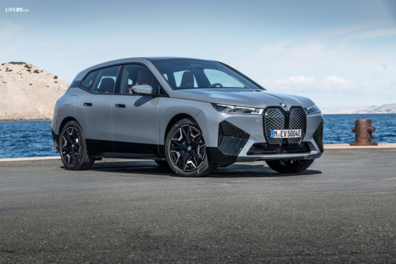 BMW iX è pronta per la produzione in serie