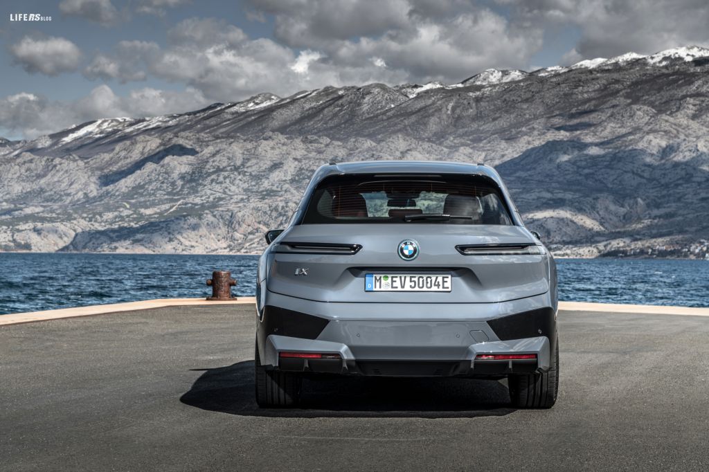 BMW iX è pronta per la produzione in serie