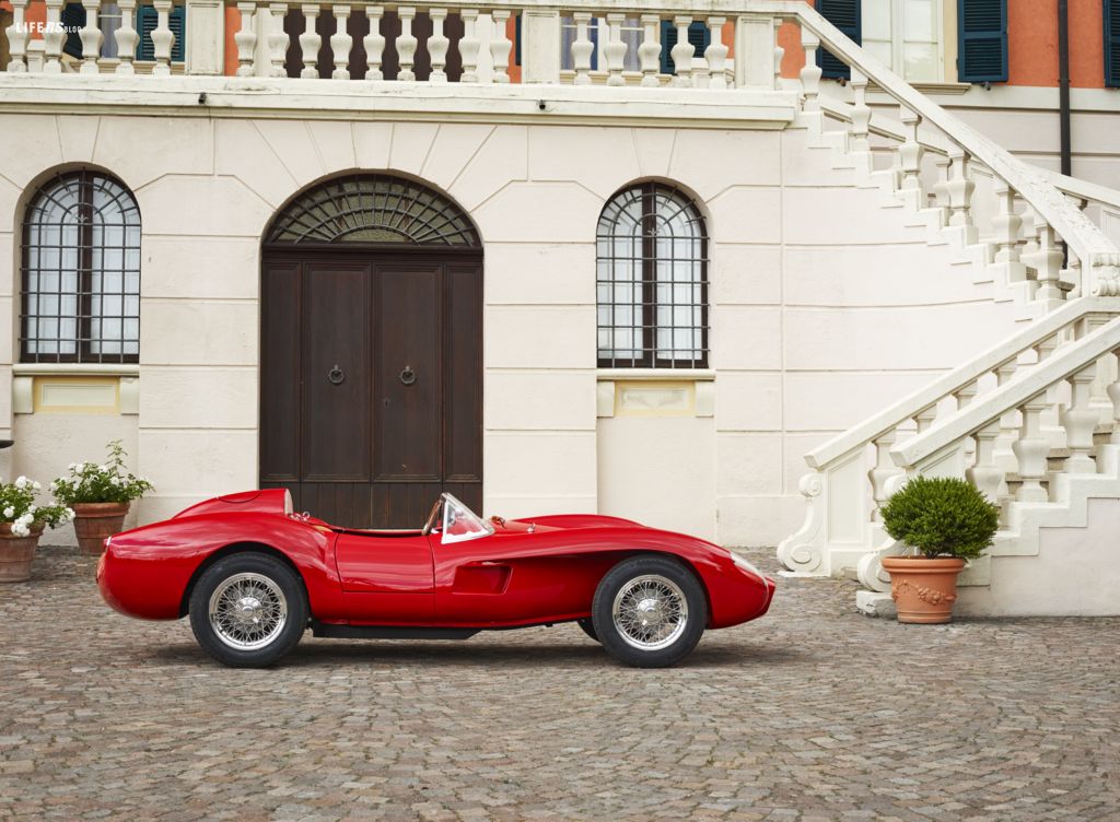 Testa Rossa J, una replica in scala di un celebre modello storico