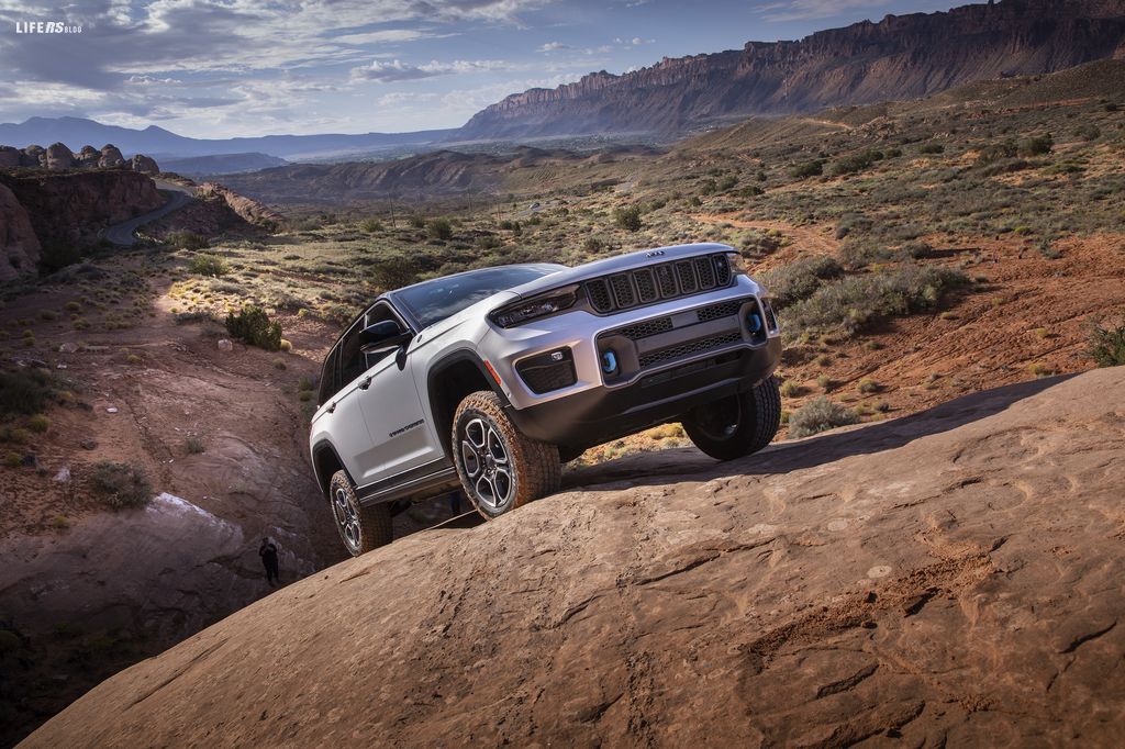 Grand Cherokee: la Jeep più spigolosa e aggressiva che mai 