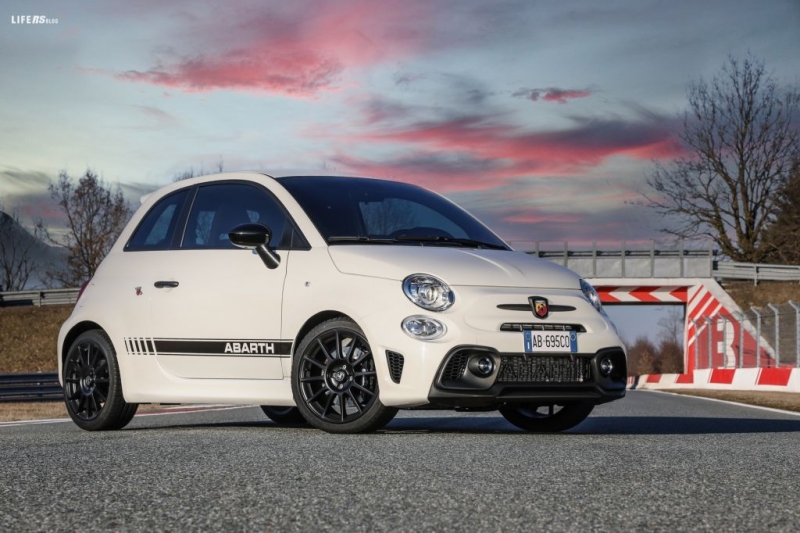 Nuova 695 l'Abarth top di gamma, diventa di "serie"