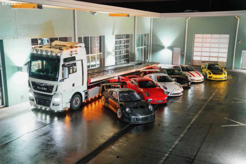 Camion carico di Porsche 911 in vendita nel Regno Unito