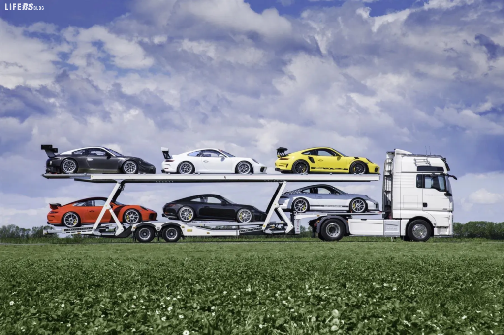 Camion carico di Porsche 911 in vendita nel Regno Unito