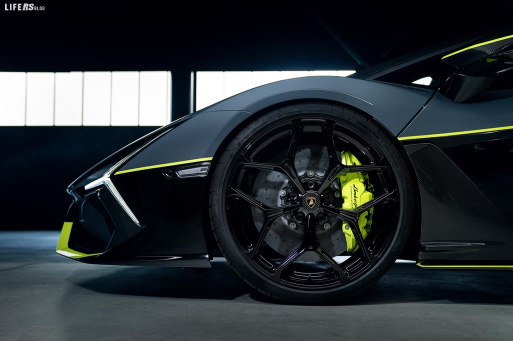 Lamborghini V4, la Revuelto "63" che veste Ducati