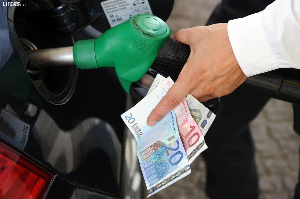 Benzina e il vero carovita del pieno: chi incassa, non paga mai!