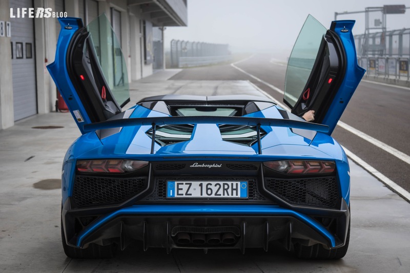 Lamborghini Aventador SV Roadster1