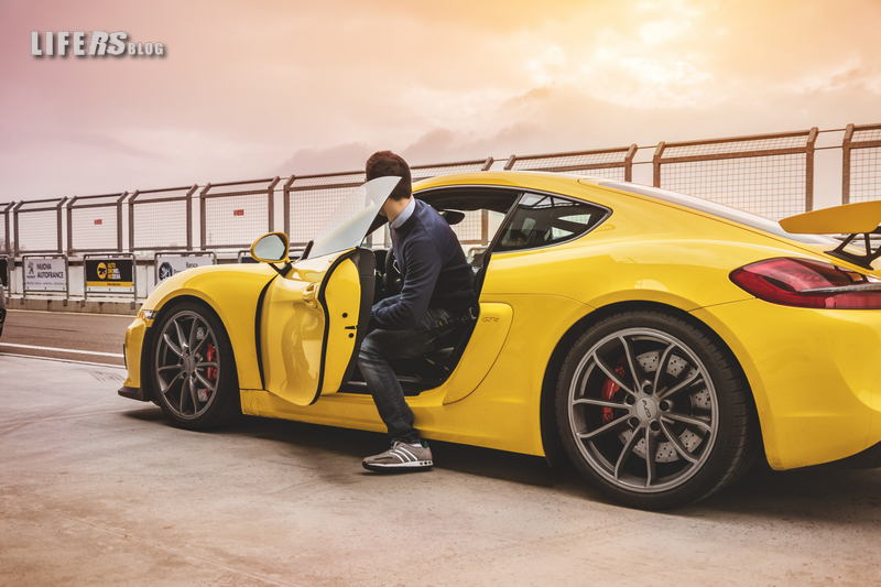 Porsche Cayman GT4 2
