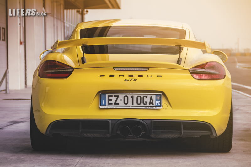 Porsche Cayman GT4 6