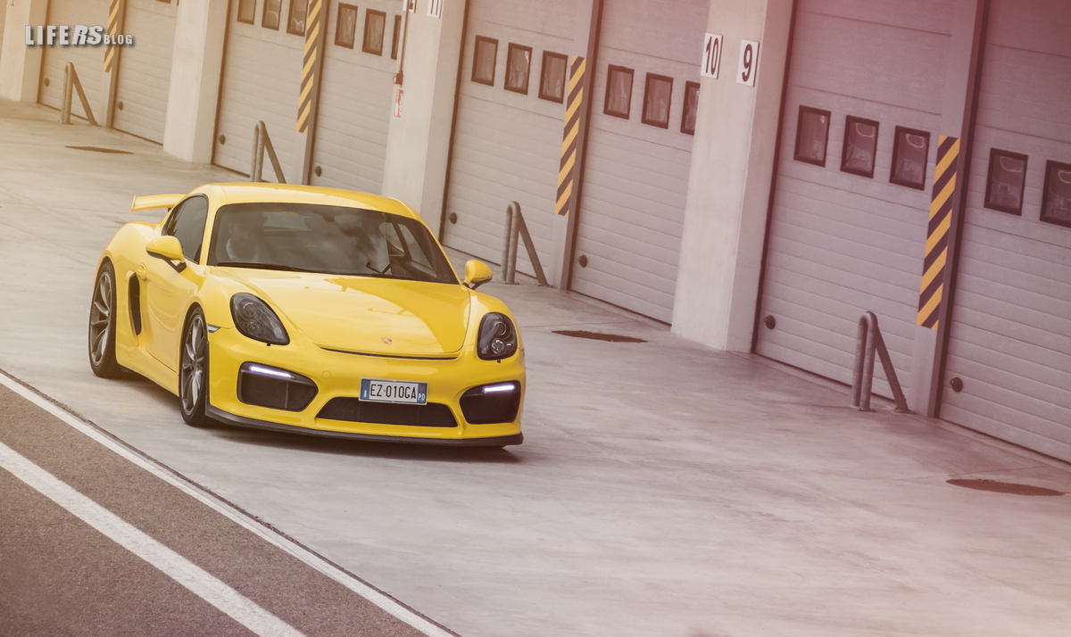 Porsche Cayman GT4 - 1