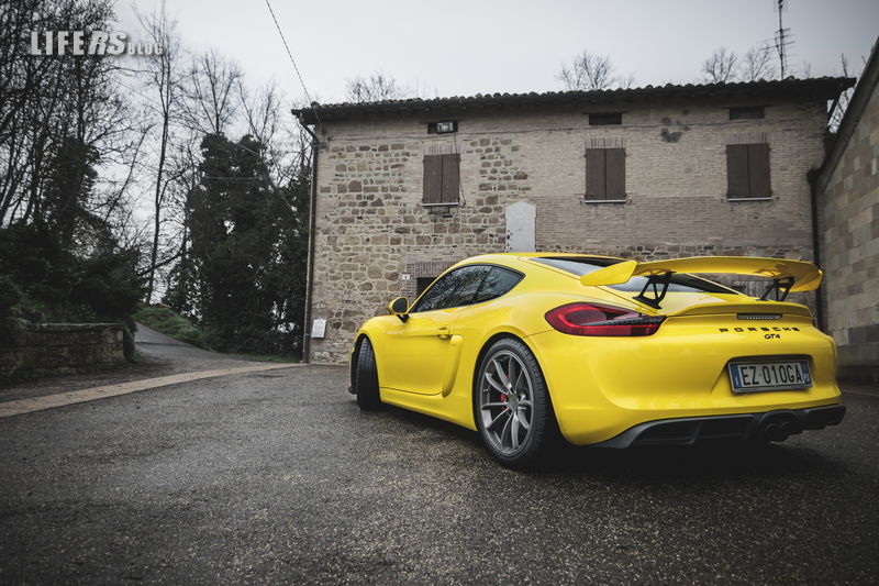 Porsche Cayman GT4 1