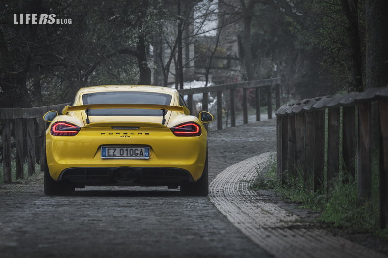 Porsche Cayman GT4 1