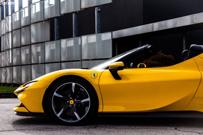 Ferrari SF90 Spider - 11