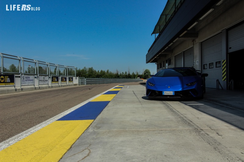 Lamborghini Huracán Performante Spyder pista 17