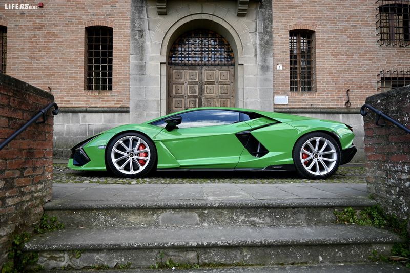 Lamborghini Revuelto 12