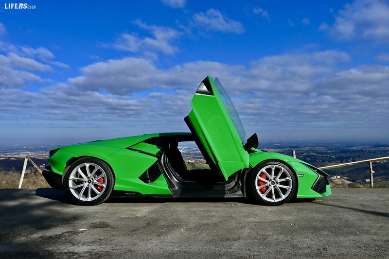 Lamborghini Revuelto 14