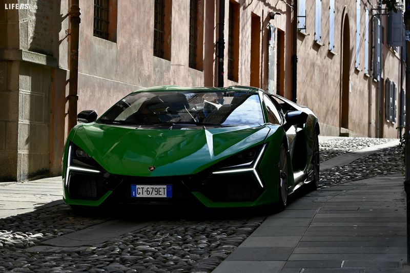 Lamborghini Revuelto 16
