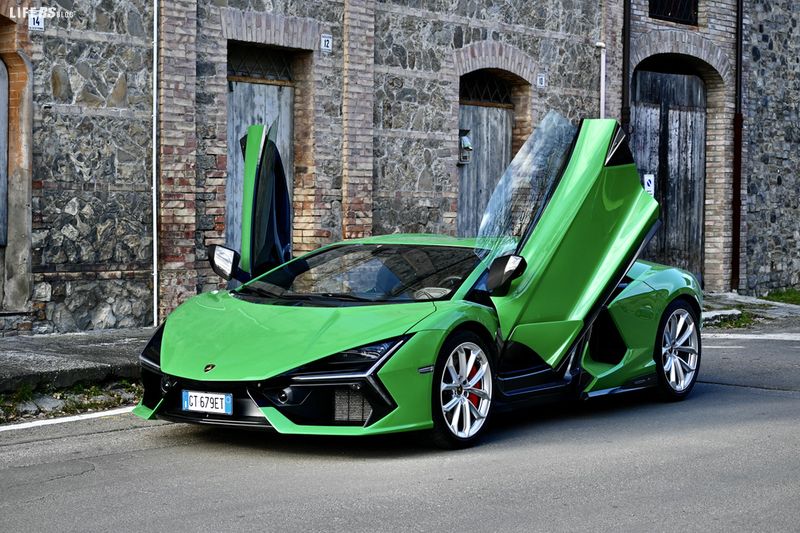 Lamborghini Revuelto 4