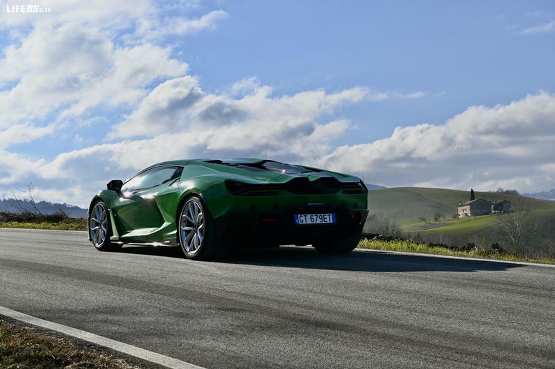 Lamborghini Revuelto3