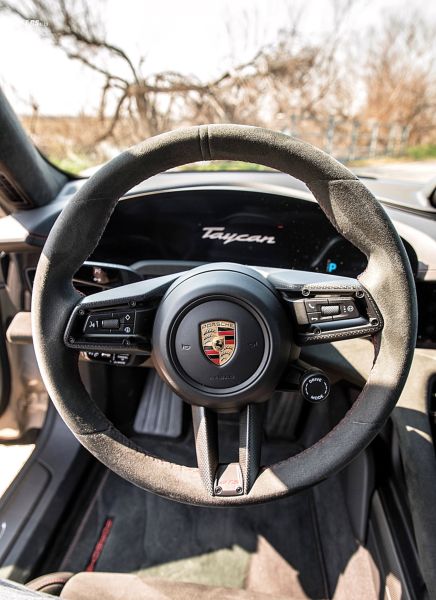 Porsche Taycan GTS Sport Turismo - 12