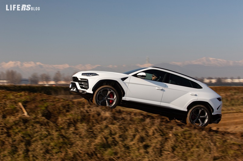 Lamborghini Urus 12